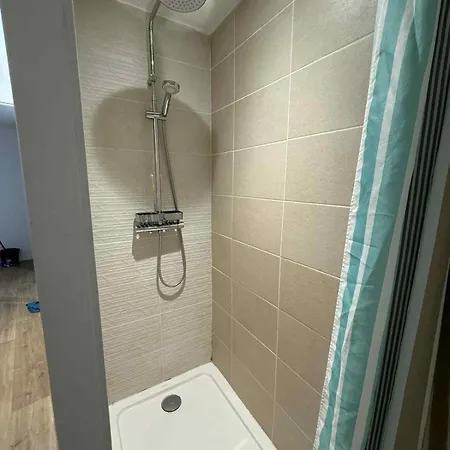 Large Renovated 5 Bedroom And Spacious *